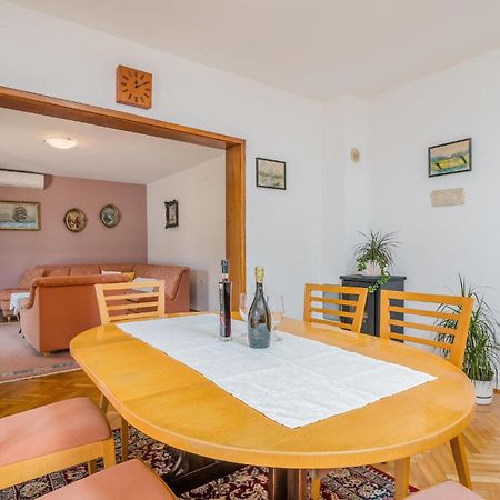 Stunning Apartment In Malinska With Kitchen Bagian luar foto
